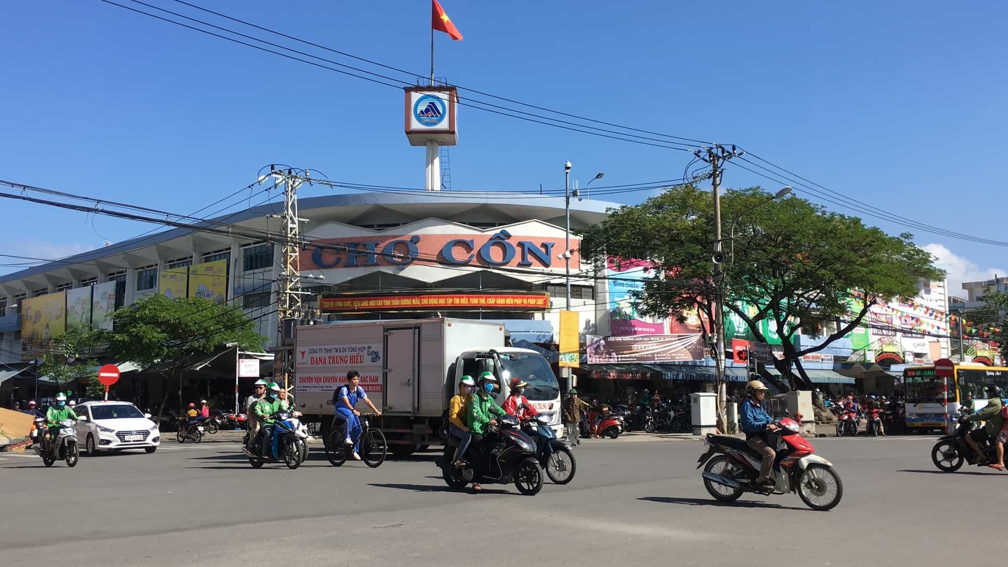 Cho Con Market: An Affordable Food Paradise in Danang
