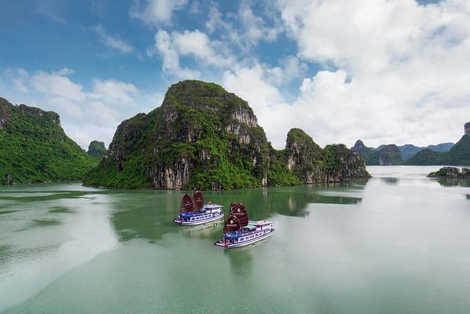 Small group Day Tour in Halong Bay with Luxury Shuttle and Highways