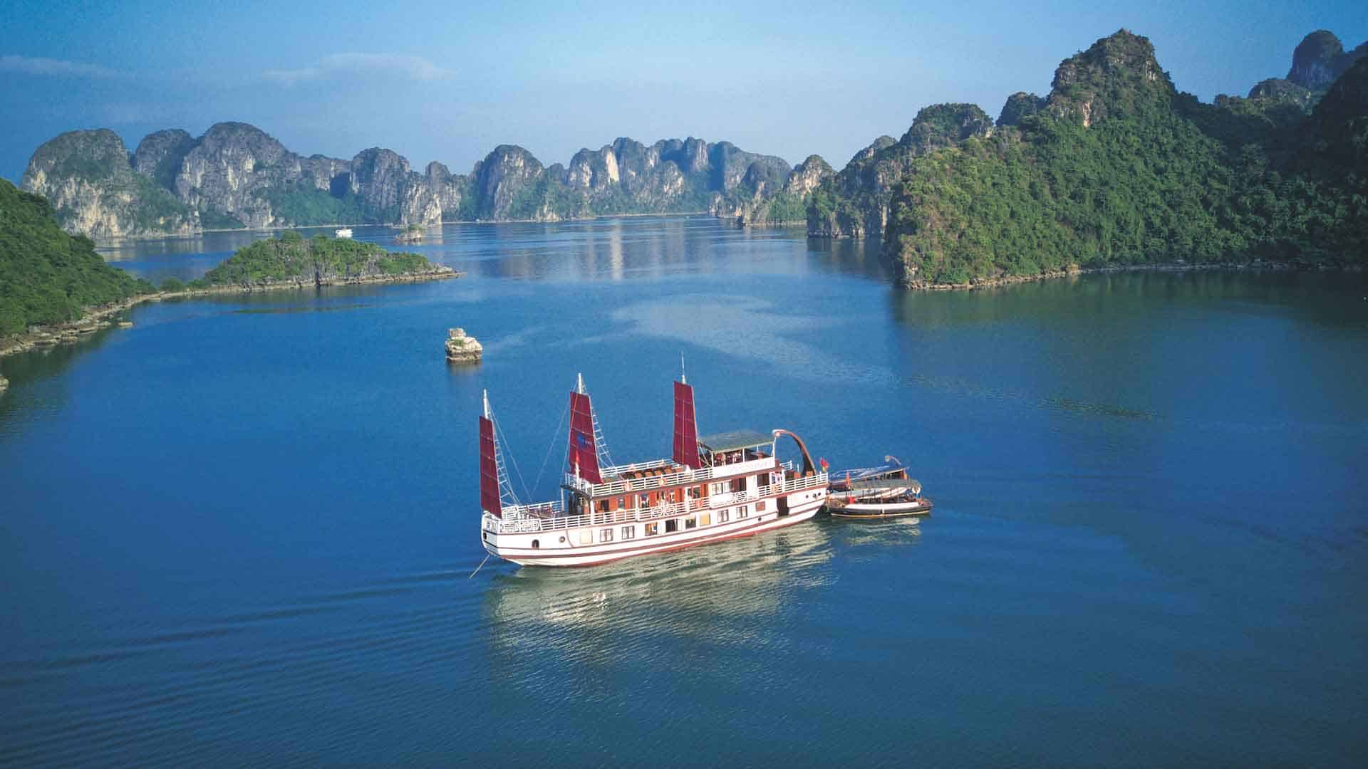 Gray Line Cruise: an International Brand Ship in Halong Bay